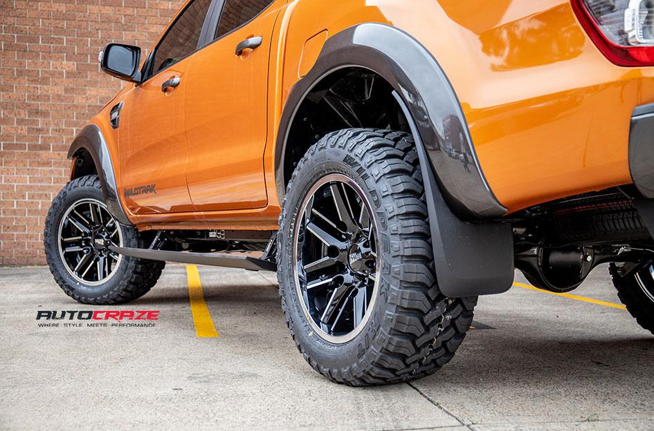 FORD RANGER MO202 GLOSS BLACK MACHINED CENTER WITH CHROME LIP